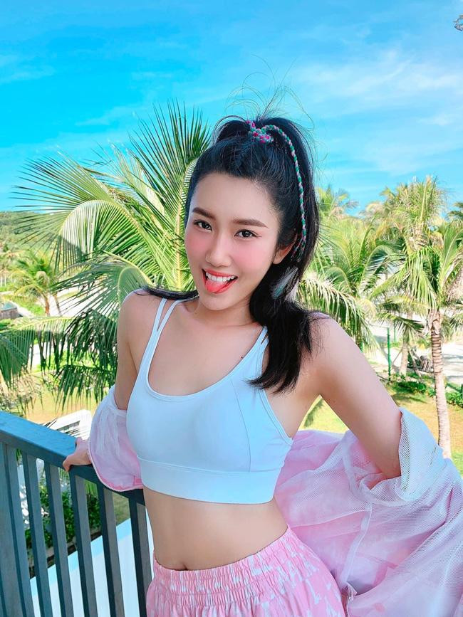 Đã ngoài 30 nhưng diễn viên Thúy Ngân vẫn "hack tuổi" cực đỉnh. Cô không ngại diện trang phục màu hồng, làm tóc "xì tin xì khói" khiến dân tình quên luôn tuổi thật của người đẹp. So với Lan Ngọc, Thúy Ngân sở hữu số đo 3 vòng có phần đầy đặn, cân đối hơn.