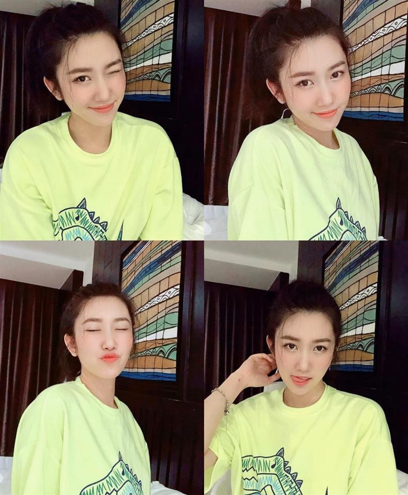 Các item năng động, kiểu dáng rộng rãi và màu sắc tươi sáng như áo phông oversized in hình, sơ mi cộc,... giúp nữ diễn viên sinh năm 1991 trẻ hơn cả chục tuổi.