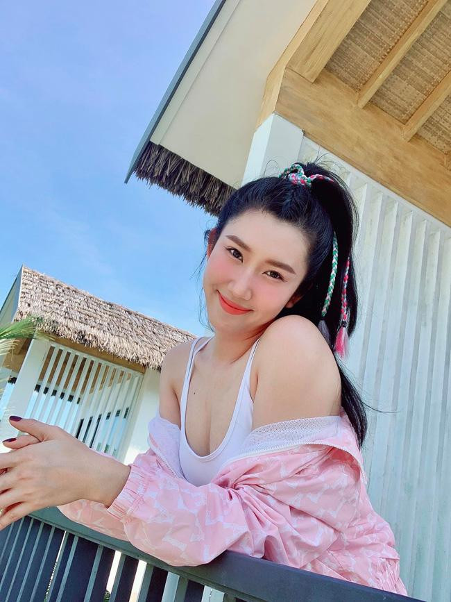 Bất ngờ nhất là khoảnh khắc người đẹp cúi người lộ ngực "khủng" trước ống kính.