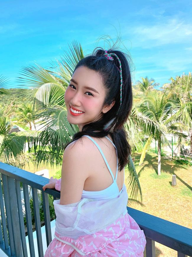 br/> Là nữ diễn viên sở hữu nhan sắc xinh đẹp, chiều cao và thân hình lý tưởng từ thời thi hoa hậu, không ngạc nhiên khi Thúy Ngân là bóng hồng được yêu thích ngang ngửa Lan Ngọc trong Running Man. Mới đây, cô vừa "thả xích" loạt ảnh khoe sắc mới được chụp ở khu nghỉ dưỡng sang trọng tại Phú Quốc. Đây được biết là địa điểm ghi hình những tập còn lại của chương trình.