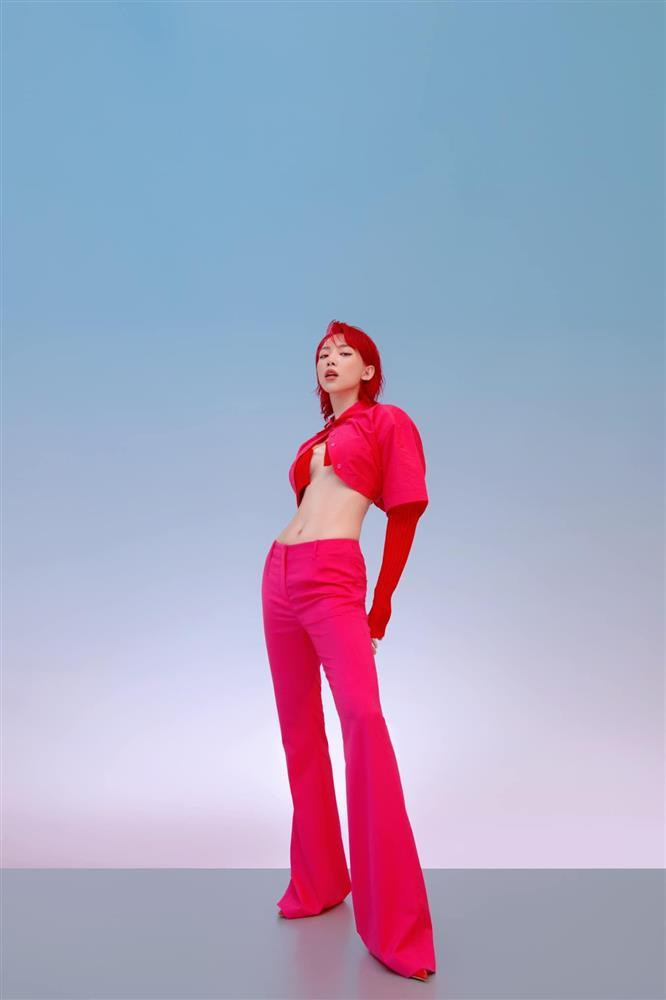 Chiếc quần ống loe có tác dụng hack chiều cao, khi phối cùng áo lửng càng tạo tỉ lệ đẹp cho vóc dáng của bà xã Hoàng Touliver.