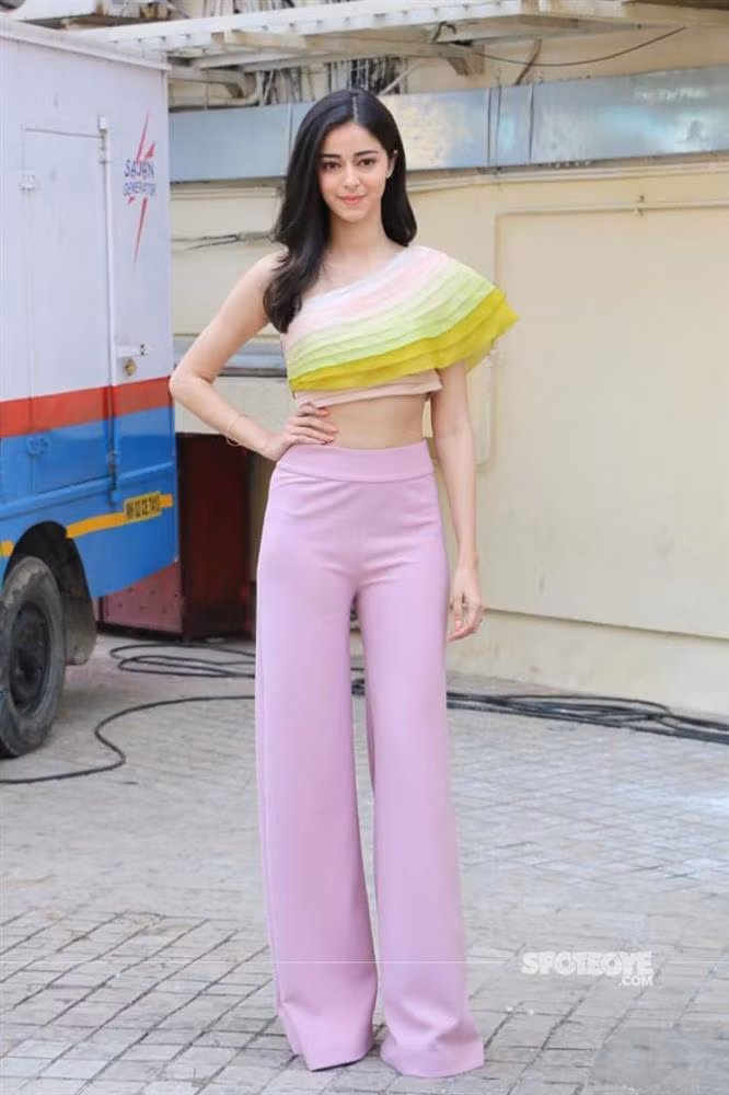Chiếc quần hồng ống loe được ngôi sao Bollywood 22 tuổi Ananya Panday phối cùng áo lệch vai xếp tầng vô cùng duyên dáng và gợi cảm.