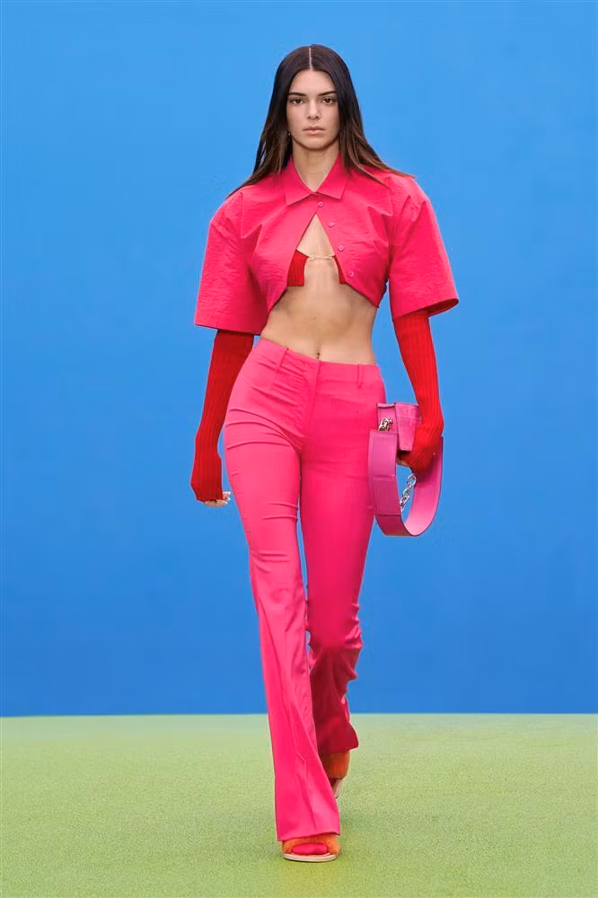 Tóc Tiên "một chín một mười" khi đụng hàng với Kendall Jenner, dù nữ ca sĩ chỉ cao 1m70 còn Kendall cao 1m79.