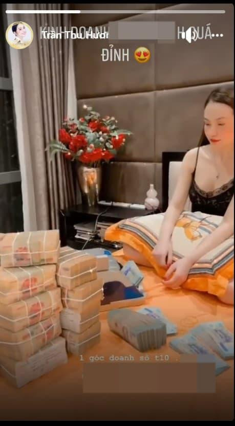 br/> Mới đây, vợ Tuấn Hưng khoe 1 góc doanh số trong tháng 10 với những xấp tiền được chồng lên nhau. Vợ Tuấn Hưng đang ngồi trên giường ngủ đếm tiền.