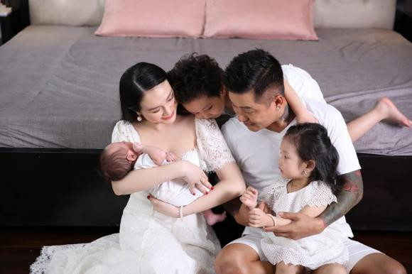 Tuấn Hưng hạnh phúc bên vợ và ba con.