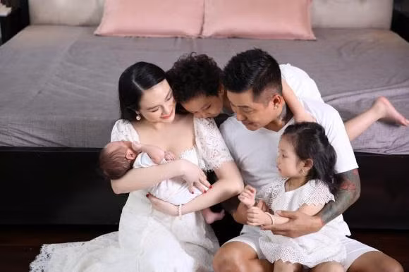 Tuấn Hưng hạnh phúc bên vợ và ba con.