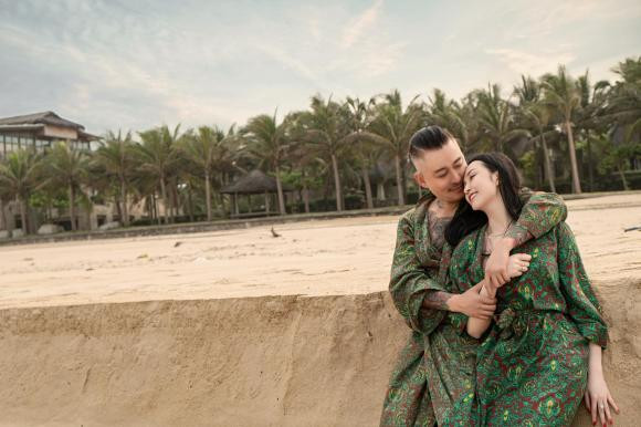 Không chỉ xinh đẹp, khéo chiều chồng, chăm con mà vợ Tuấn Hưng còn được khen ngợi là một doanh nhân giỏi. Thậm chí, thời gian gần đây, Tuấn Hưng còn tạm dừng sự nghiệp nghệ thuật để hỗ trợ công việc kinh doanh của vợ.