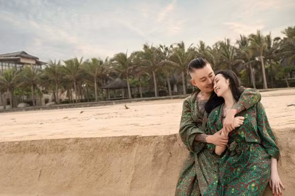 Không chỉ xinh đẹp, khéo chiều chồng, chăm con mà vợ Tuấn Hưng còn được khen ngợi là một doanh nhân giỏi. Thậm chí, thời gian gần đây, Tuấn Hưng còn tạm dừng sự nghiệp nghệ thuật để hỗ trợ công việc kinh doanh của vợ.