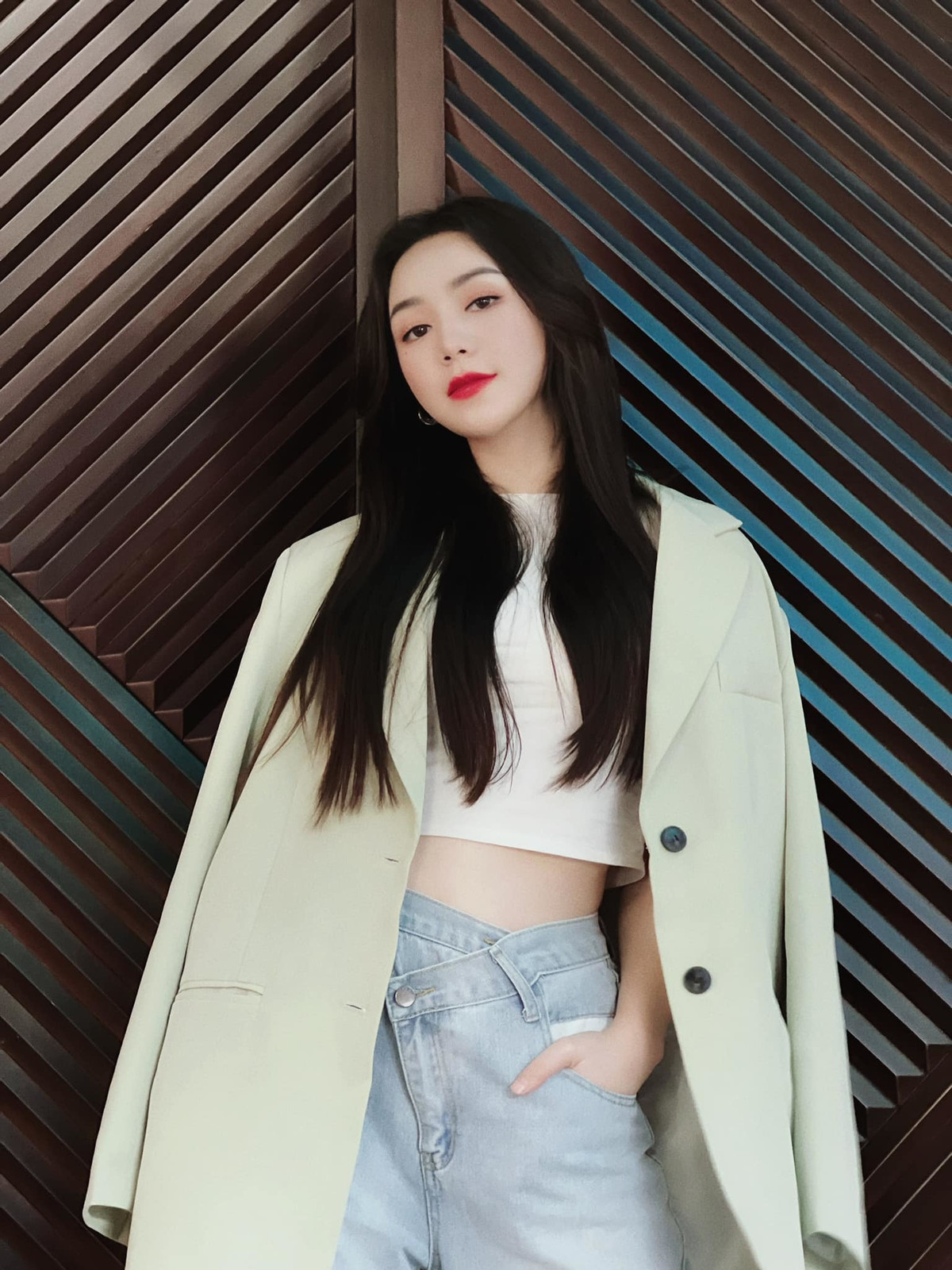 "Những người thích mặc đồ đen thường rất mạnh mẽ, thích sống tự lập, không thích dựa dẫm người khác, khá là tốt bụng và đặc biệt rất chung tình. Không tin yêu thử sẽ rõ", Quỳnh Kool 'thả thính' trên mạng xã hội.