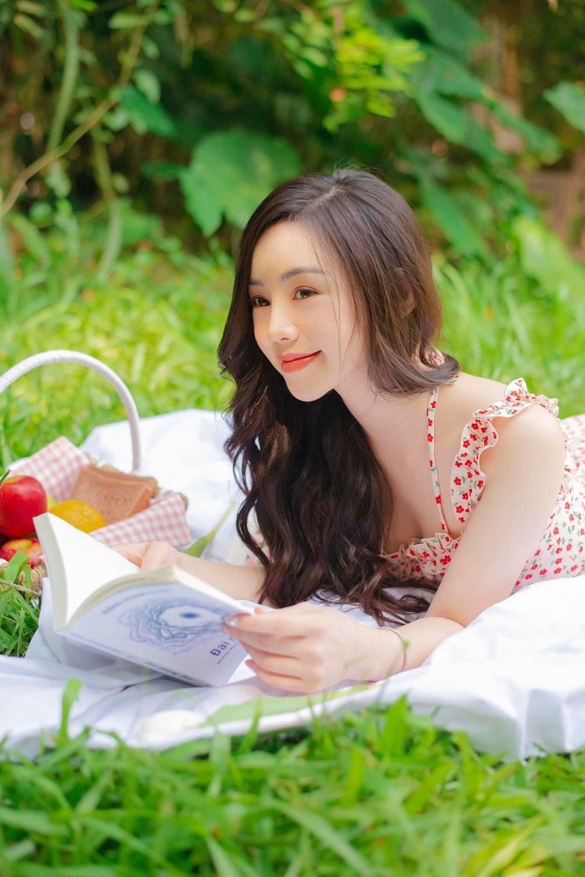 Đôi khi cô nàng cũng chụp hình theo style ngây thơ, trong sáng có phần quyến rũ hút mắt người nhìn. Nếu ở trên phim, Quỳnh Kool mặc phong cách 'kín cổng cao tường' thì ngoài đời, cô nàng chăm khoe vóc dáng hơn với những chiếc áo crop-top, chân váy ngắn năng động.