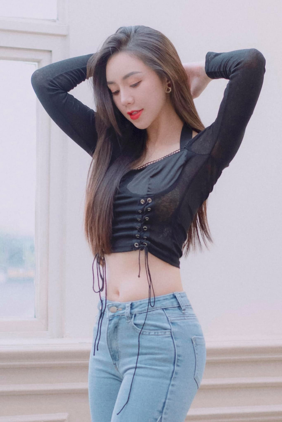 Nếu thường xuyên theo dõi Quỳnh Kool, khán giả sẽ dễ nhận thấy, thời gian gần đây nữ diễn viên trẻ thường xuyên diện đồ đen cá tính.