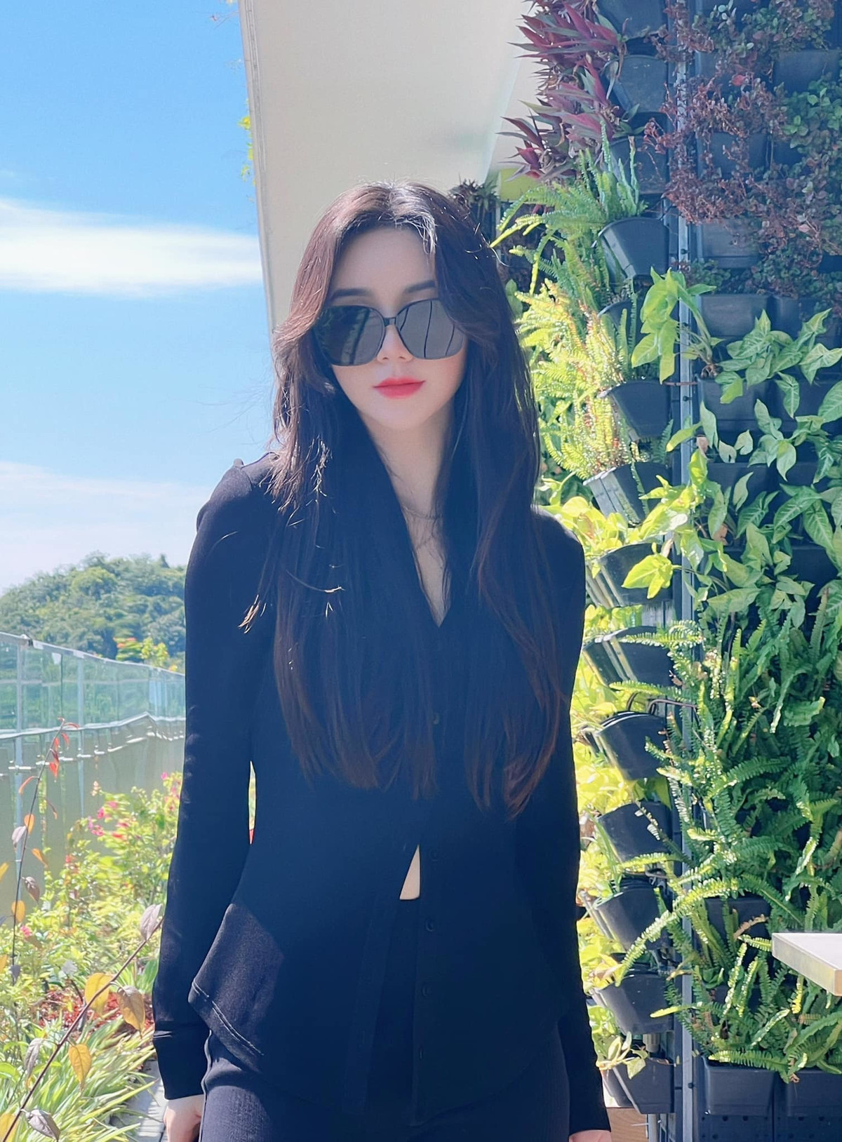 Ở đời thường, Quỳnh Kool là một cô gái cá tính, mạnh mẽ nhưng cũng có đôi lúc ngây thơ, quyến rũ.