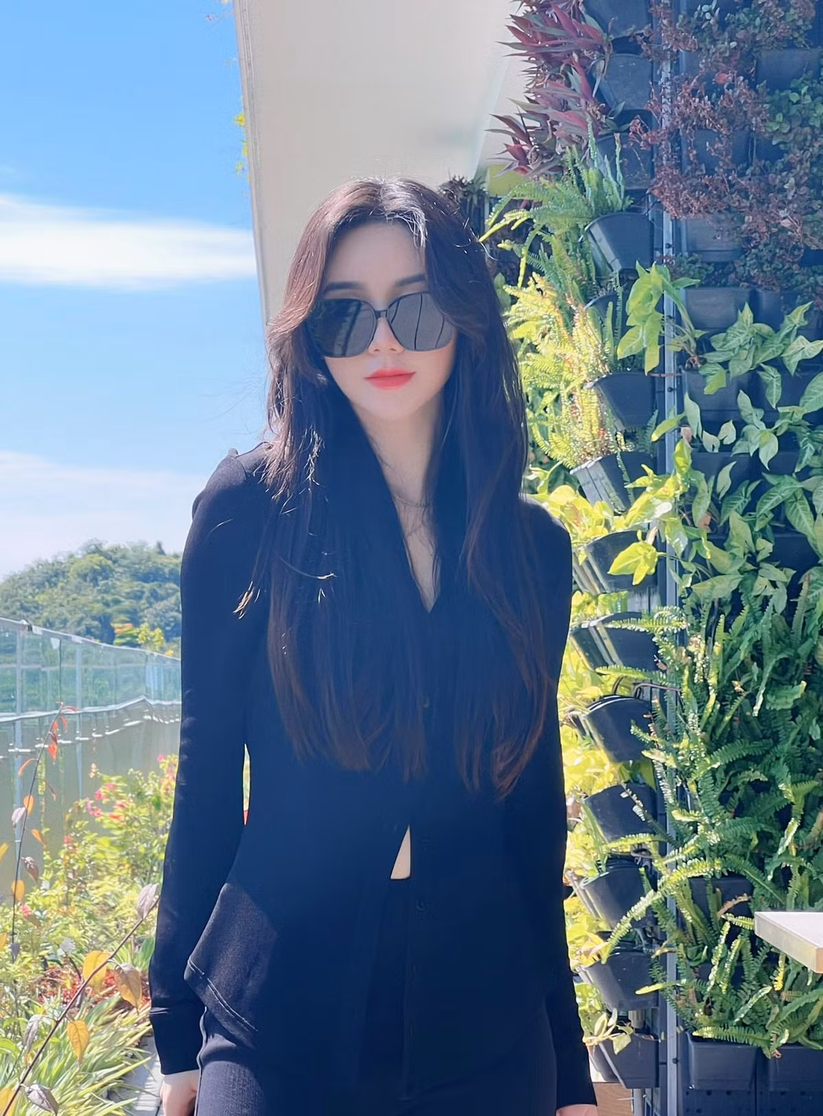 Ở đời thường, Quỳnh Kool là một cô gái cá tính, mạnh mẽ nhưng cũng có đôi lúc ngây thơ, quyến rũ.