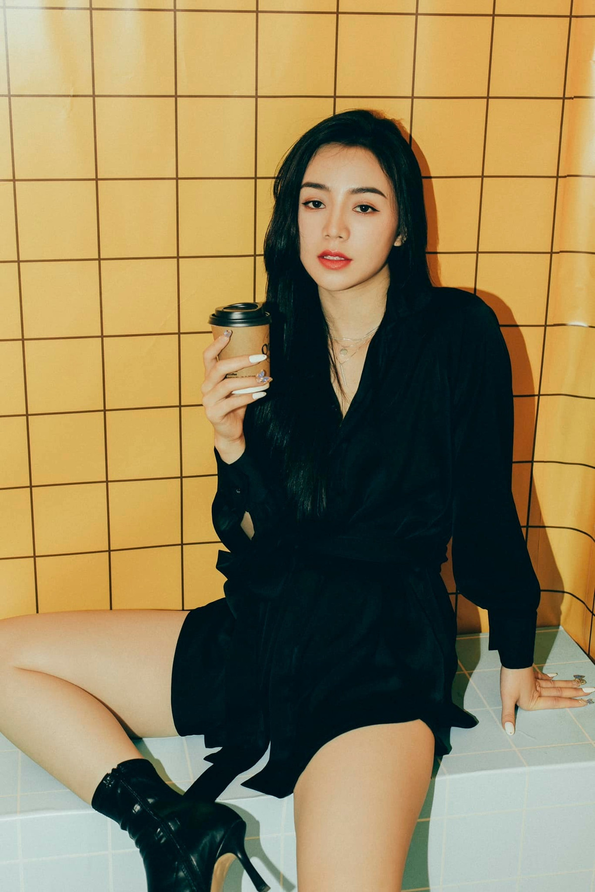 Trên trang cá nhân, Quỳnh Kool thường xuyên đăng tải những hình ảnh trẻ trung xinh đẹp, nhận được nhiều lời khen của người hâm mộ.