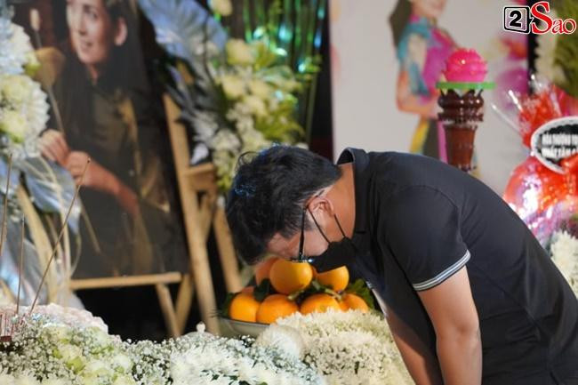 Danh hài cúi gập người khi thắp nén nhang cho cố ca sĩ.