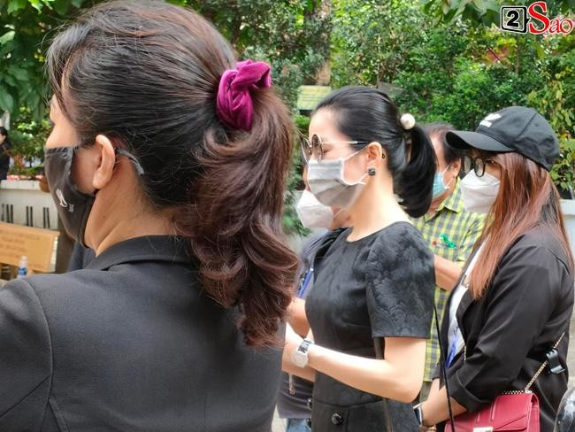 Ca sĩ Lệ Quyên tới viếng đồng nghiệp đã khuất.