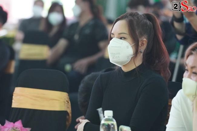 Ca sĩ Vy Oanh có mặt trong lễ Chung Thất Phi Nhung.