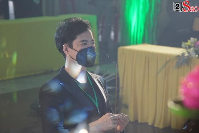 Danh ca Ngọc Sơn thắp nén nhang cho người em thân thiết.