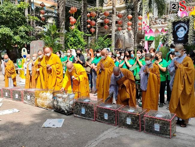 Các sư thầy thực hiện nghi thức phóng sinh.