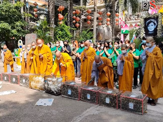 Các sư thầy thực hiện nghi thức phóng sinh.