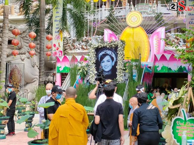 br/>Sáng 15/11, lễ Chung Thất (cúng 49 ngày) cố ca sĩ Phi Nhung được tổ chức trang trọng tại chùa Pháp Vân, TP.HCM. Từ sớm, nhiều đồng nghiệp và khán giả đã tới viếng ngôi sao đã khuất. Ngay từ cổng vào, khán giả đã thấy một bức ảnh lớn của cố ca sĩ, đặt ở trung tâm khu vực sân chùa.