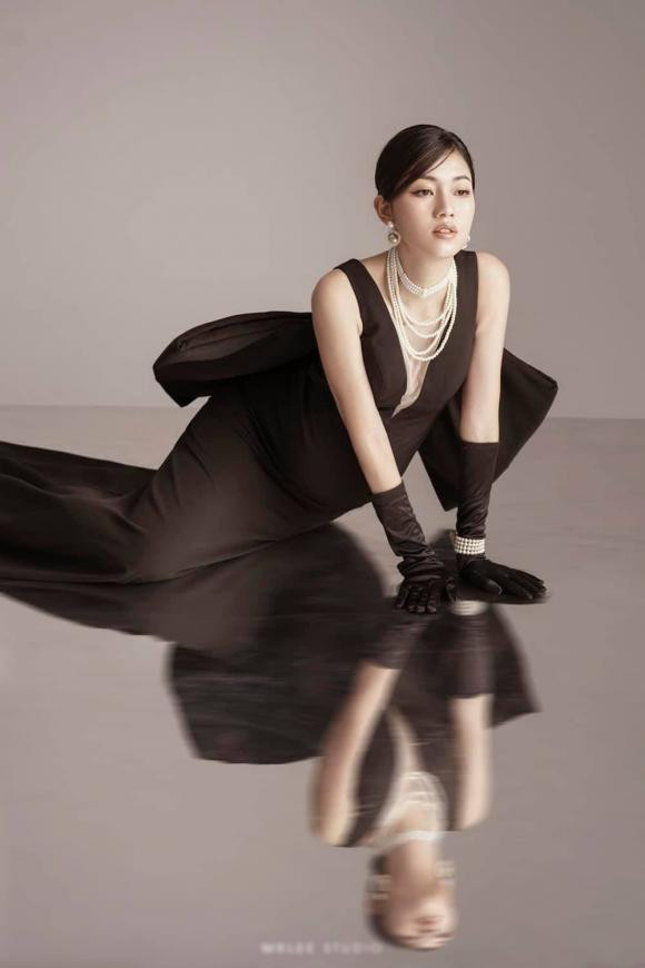 Mới đây, trên trang cá nhân của mình, Á hậu Thanh Tú đăng bộ ảnh mới. Trong ảnh, người đẹp diện bộ váy màu đen bó sát để lộ bụng bầu lớn vượt mặt.