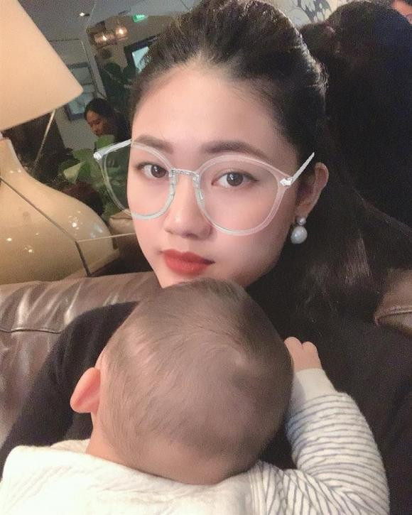 Thanh Tú hạnh phúc bên chồng con.