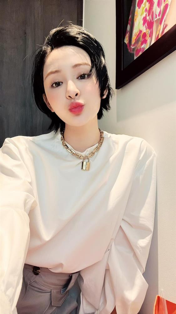 Dẫu vậy, cô nàng khẳng định mình chỉ tiêm chút filler ở chóp mũi chứ không thực hiện phẫu thuật "đập đi xây lại".