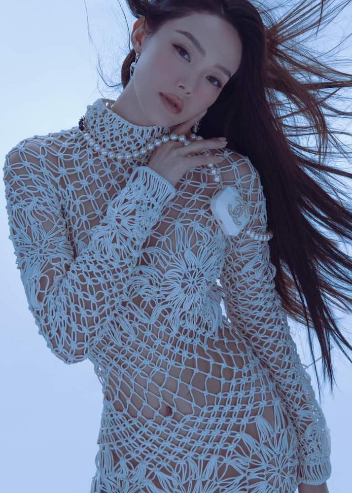 "Nay em hoá cô đơn cô nương rất hợp với concept Hoạ Bì. Các nhà sản xuất có sản xuất phim chưởng hãy nhớ đến em. Kỹ năng đu dây leo trèo của em vẫn ổn nhé", ca sĩ Minh Hằng hài hước viết status nhân dịp chụp bộ ảnh mới.