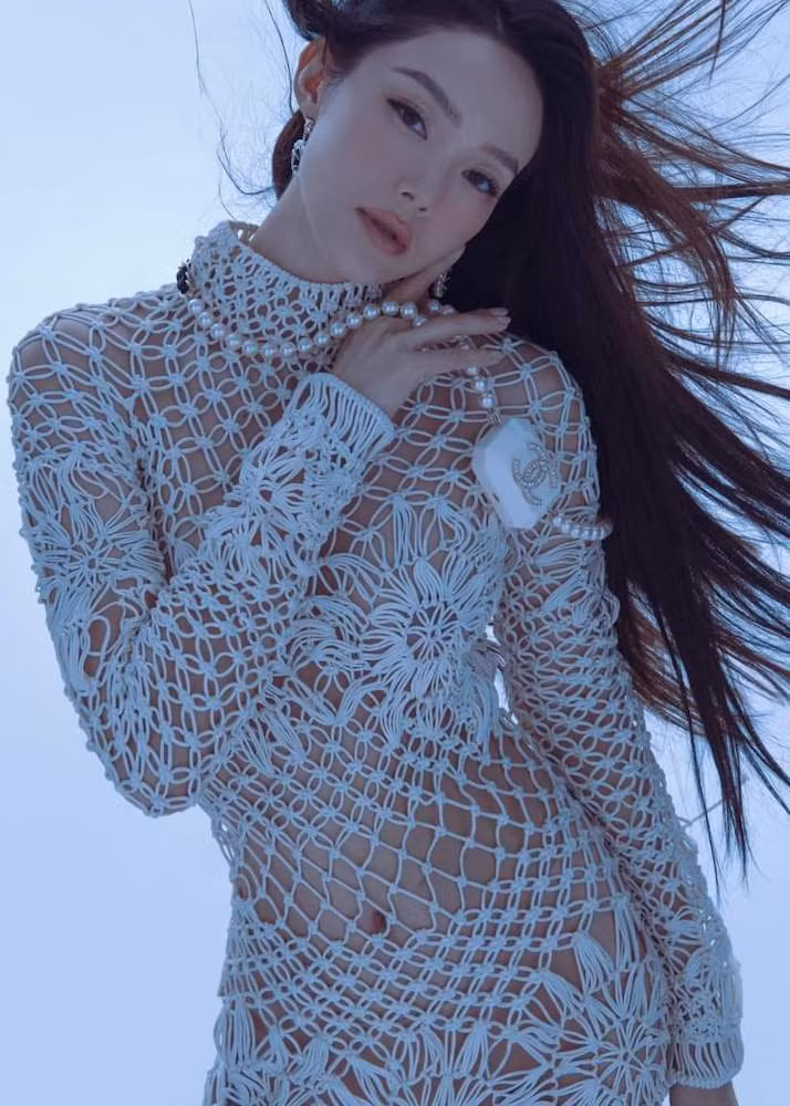 "Nay em hoá cô đơn cô nương rất hợp với concept Hoạ Bì. Các nhà sản xuất có sản xuất phim chưởng hãy nhớ đến em. Kỹ năng đu dây leo trèo của em vẫn ổn nhé", ca sĩ Minh Hằng hài hước viết status nhân dịp chụp bộ ảnh mới.