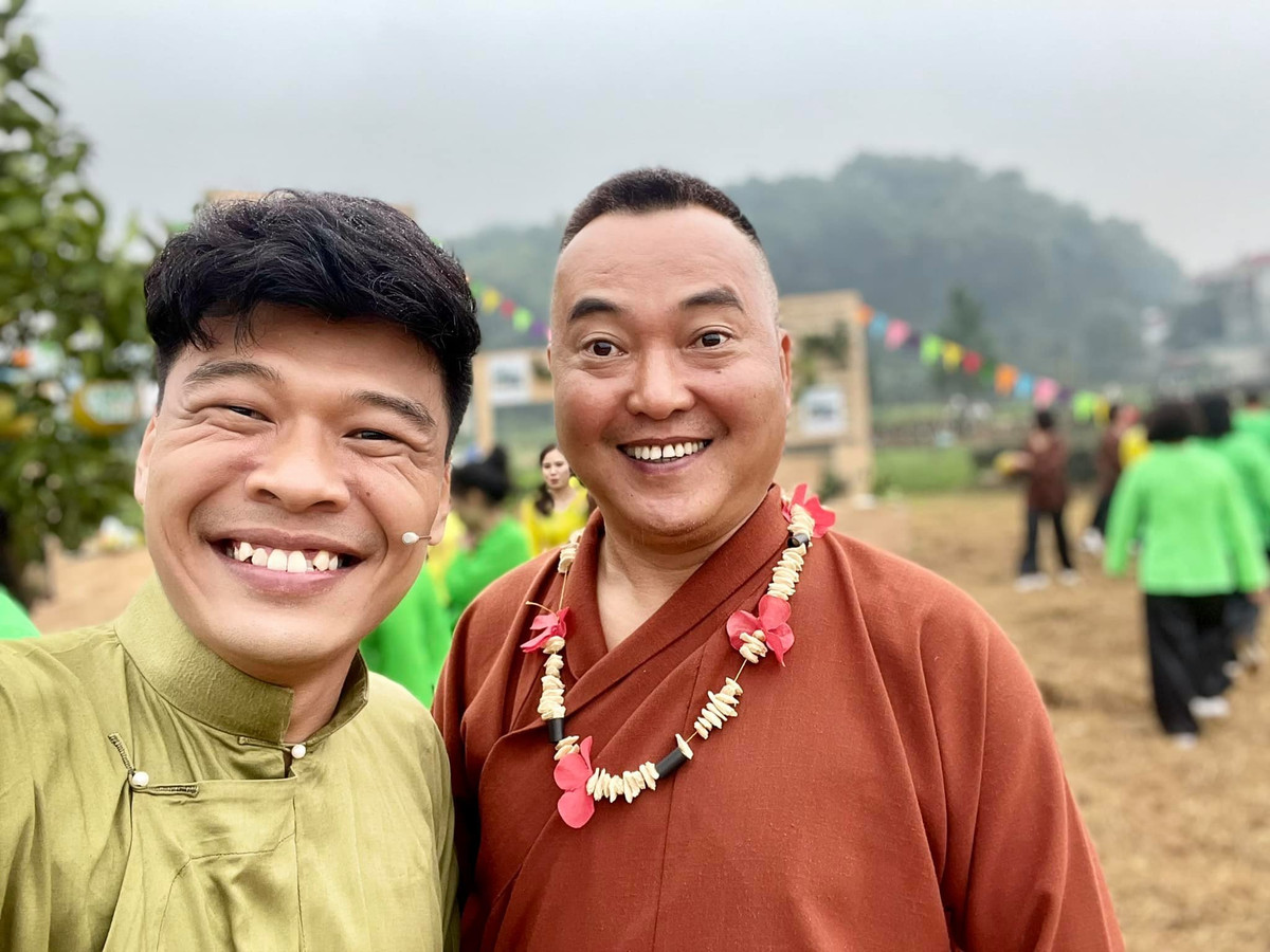 Sao Việt hôm nay 17/11: Nghệ sĩ Trung ruồi đăng ảnh bên MC Lưu Minh Vũ khi đi quay chương trình truyền hình.