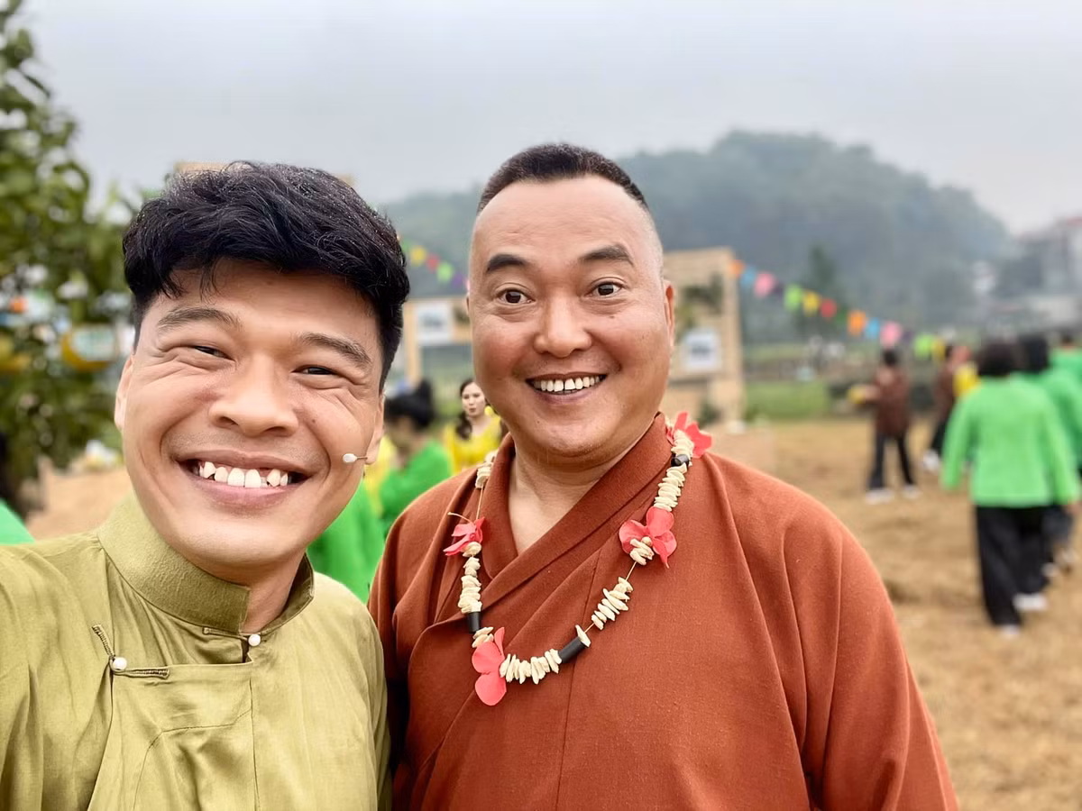 Sao Việt hôm nay 17/11: Nghệ sĩ Trung ruồi đăng ảnh bên MC Lưu Minh Vũ khi đi quay chương trình truyền hình.