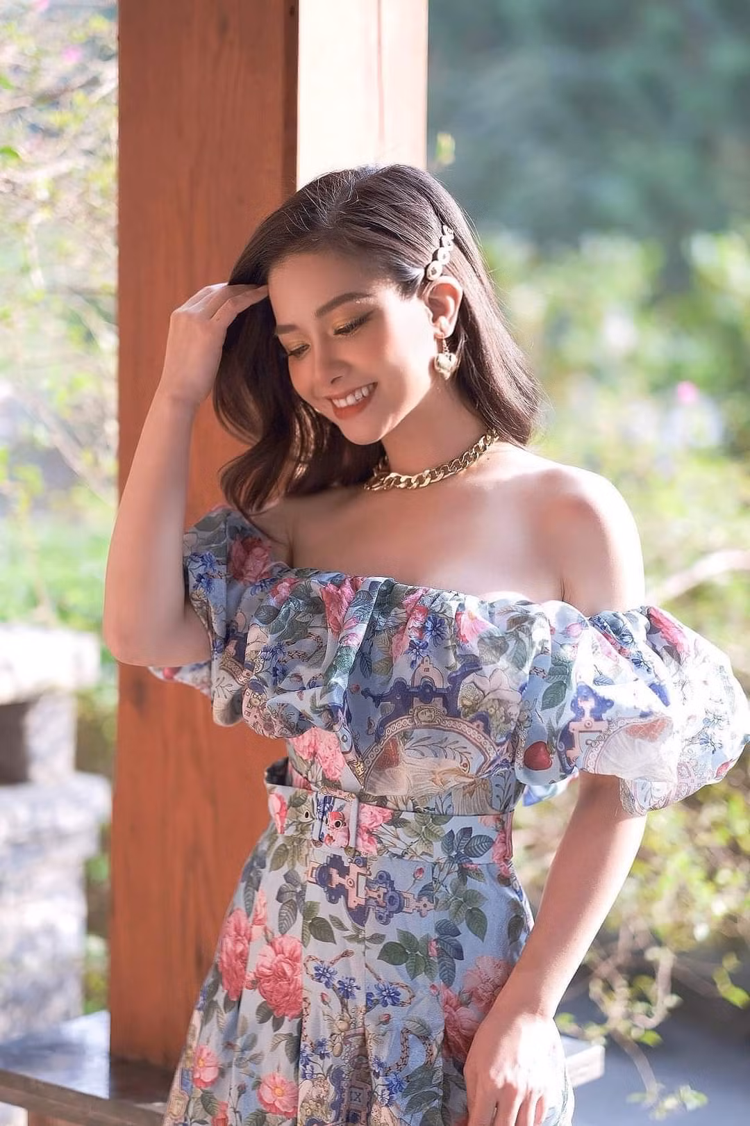 Dương Hoàng Yến dịu dàng trước thềm nhà trong nắng sớm mùa đông.