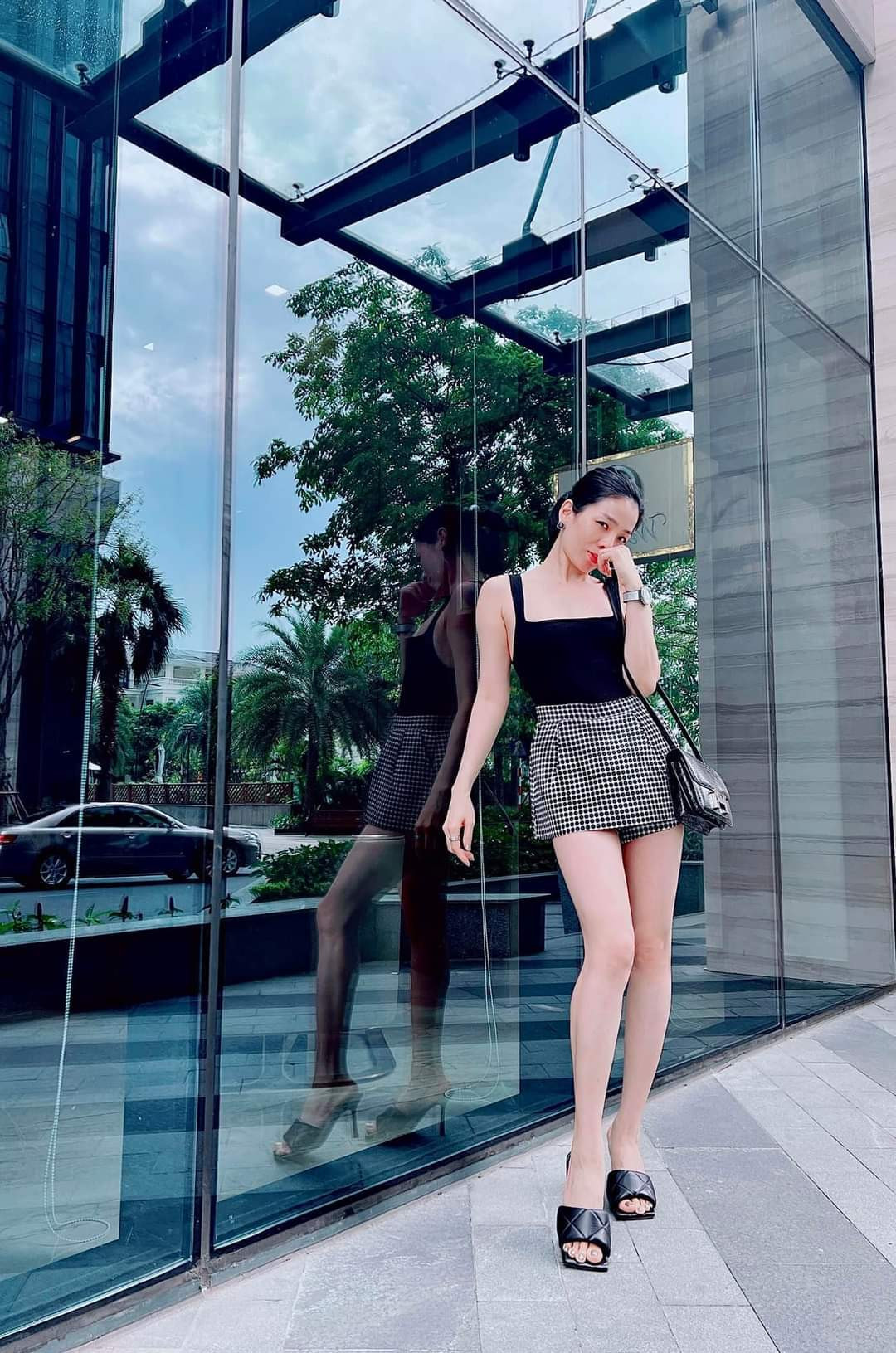 Lệ Quyên dành nhiều thời gian cho tập luyện thể thao nên dạo này nữ ca sĩ thường xuyên khoe dáng chuẩn.