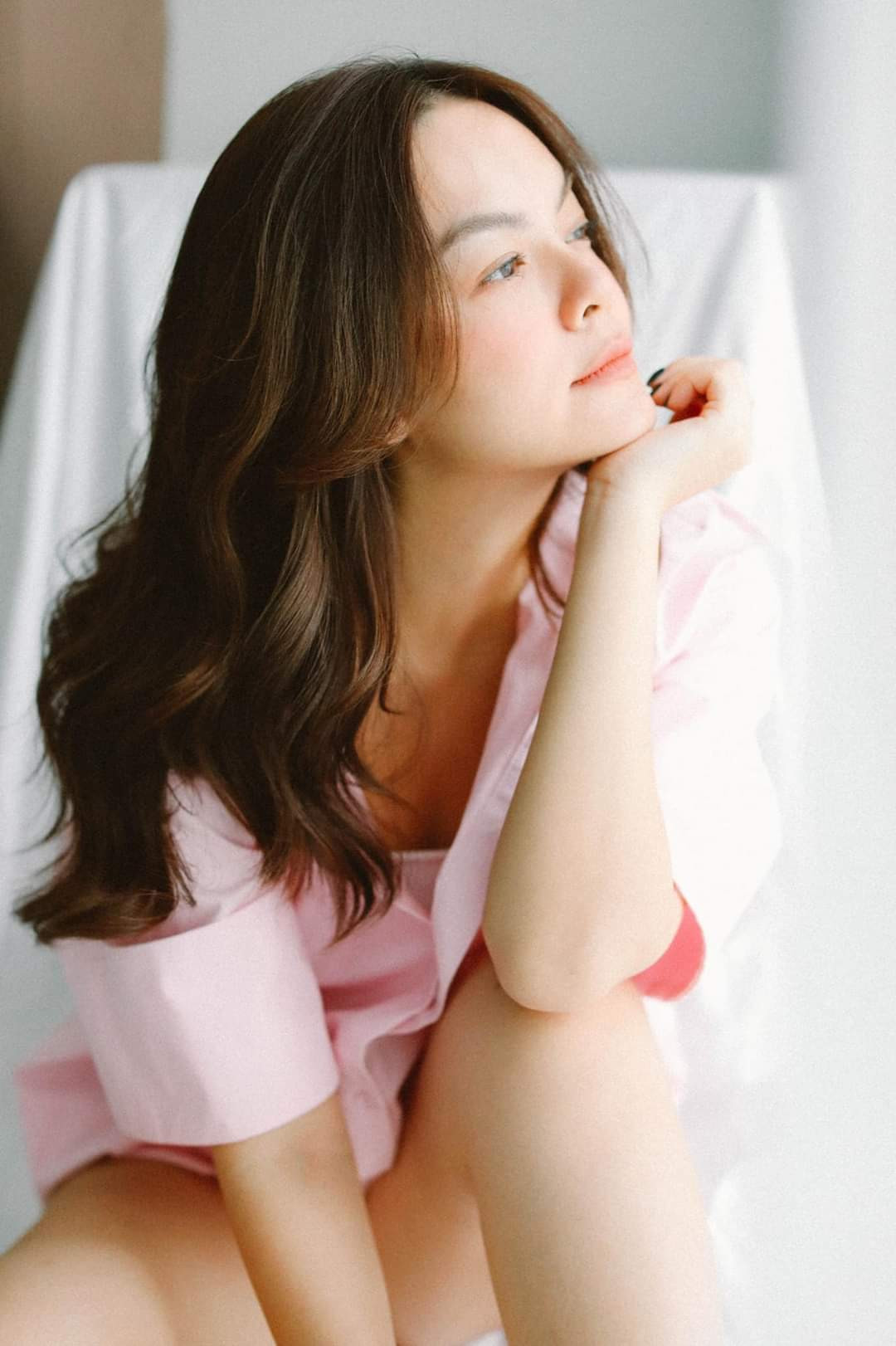 "Sống “heo - thỳ” rất là cô đơn, cô đơn nỗi đau cõi đời lạc lõng như vô tình… Ra sân nói chuyện với cây vậy", ca sĩ Phạm Quỳnh Anh viết.