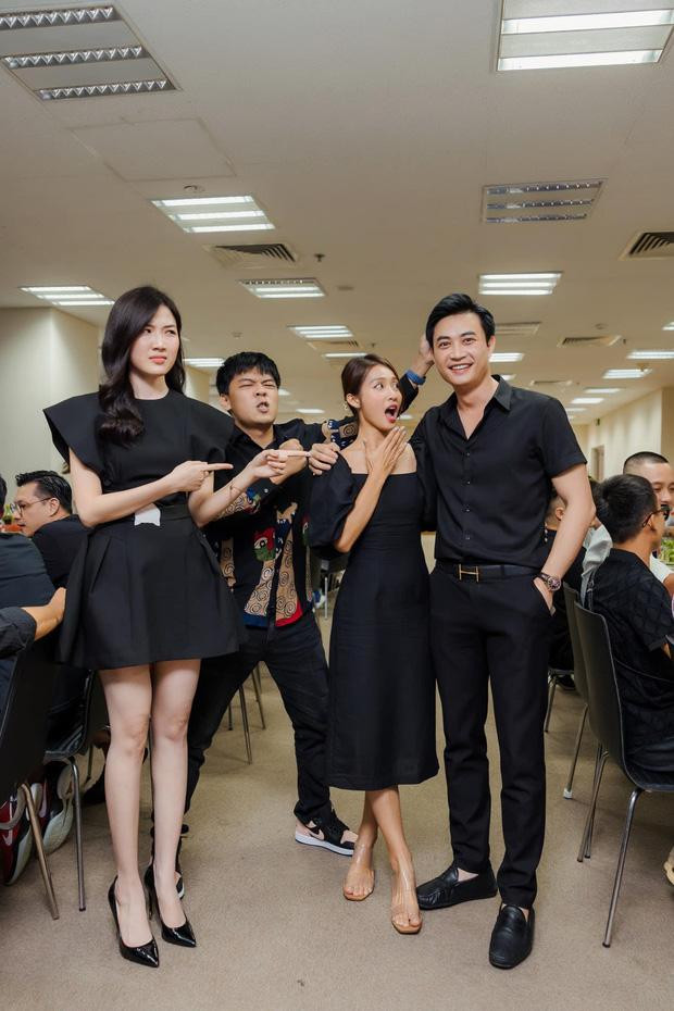 Thực tế, Khả Ngân sở hữu chiều cao cũng khá ổn (hơn 1m6), song đứng cạnh lại trở nên nhỏ bé hơn hẳn "người khổng lồ" Lương Thanh vì cô có chiều cao vượt trội (1m73).