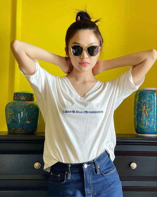 Lương Thanh ở ngoài đời không bó buộc bản thân trong phong cách thời trang nào. Nữ diễn viên 23 tuổi thoải mái diện quần jeans, áo phông mỗi khi đi cà phê, dạo phố.