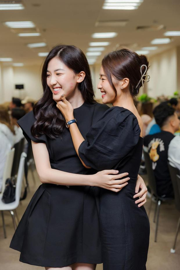 Mỗi người một vẻ, cặp chị em thân thiết đọ sắc trong những khung hình chung.