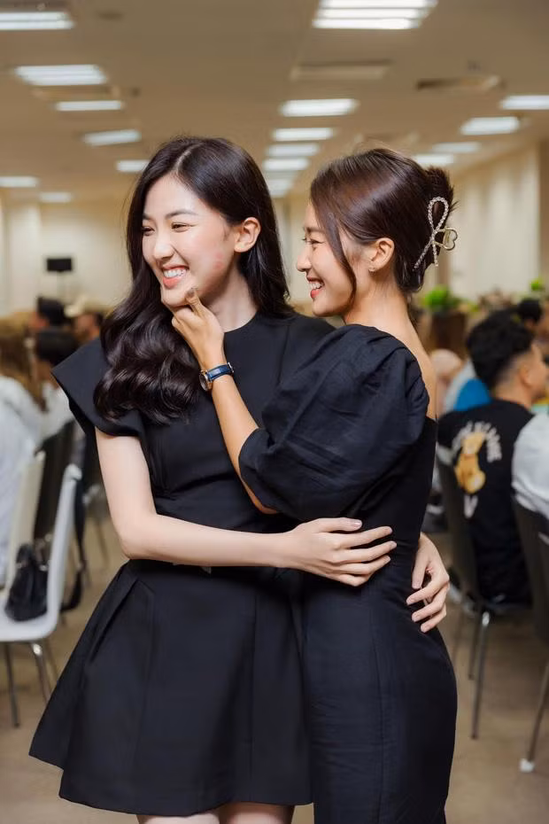 Mỗi người một vẻ, cặp chị em thân thiết đọ sắc trong những khung hình chung.