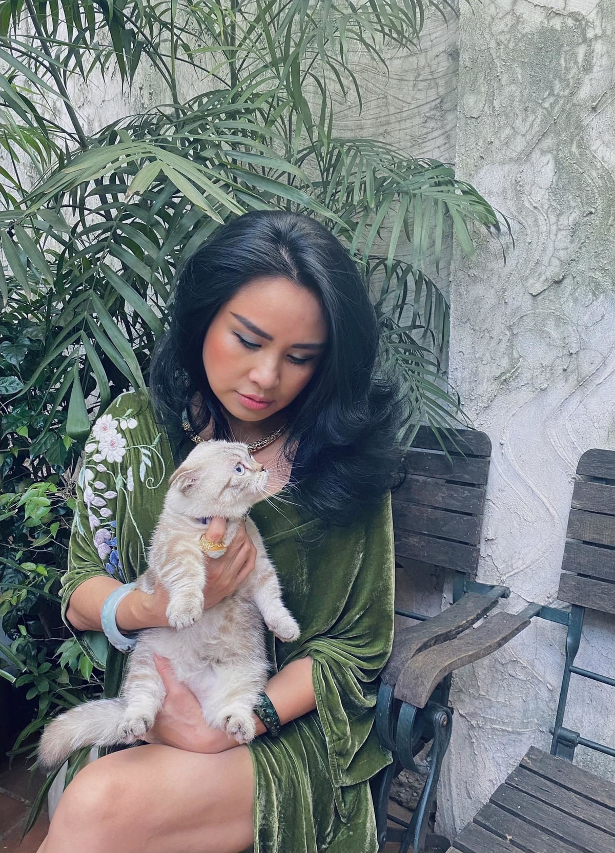 Ca sĩ Thanh Lam tên thật là Đoàn Thanh Lam, sinh ngày 19/6/1969, lớn lên trong một gia đình nghệ thuật tại Hà Nội. Cha là nhạc sĩ Thuận Yến, mẹ nghệ sĩ đàn dân tộc Thanh Hương, em trai là DJ Trí Minh. Cô được xem là một trong các diva của làng nhạc và có ảnh hưởng đến làng giải trí Việt, là người mở đường, định hướng cho nền nhạc nhẹ Việt Nam từ đầu thập niên 1990.