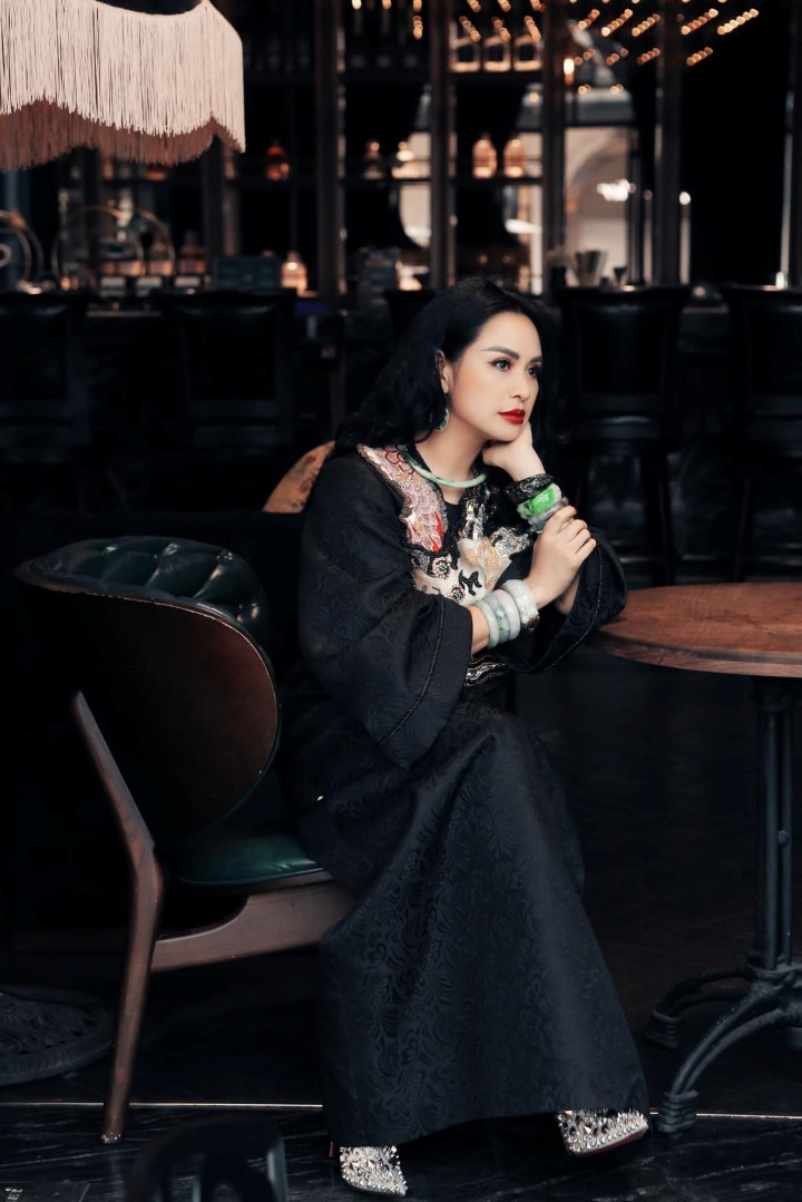 Từ sau khi sánh đôi bên bạn trai mới, gout thời trang của Thanh Lam có những thay đổi đáng kể. Cô vẫn chuộng các thiết kế cầu kỳ với phần cánh tay rộng, nhưng sang trọng và tối giản hơn. Nữ ca sĩ đẹp quý phái trong chiếc áo dài cách tân với điểm nhấn họa tiết thêu hoa văn.