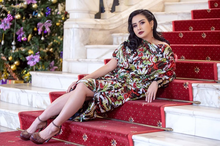 Ở độ tuổi ngoài 50, nữ ca sĩ không ngần ngại kết thân cùng những kiểu váy lệch vai, xẻ tà hút mắt. Không chỉ diện trang phục có tone màu rực rỡ đính sequin lấp lánh, phụ kiện tone-sur-tone và lối trang điểm sắc sảo của Thanh Lam đã thực sự thu hút mọi ánh nhìn.