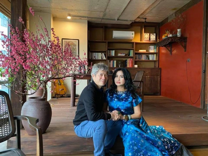 Khi không còn “dữ dội”, Thanh Lam lại “dịu êm”, e ấp bên bạn trai. Nữ ca sĩ 6x diện váy dài màu xanh lam điểm hoa trắng, chọn bộ vòng đeo tay quen thuộc và nhẫn cỡ lớn. Ở tuổi 52, nữ diva viên mãn trong tình yêu.