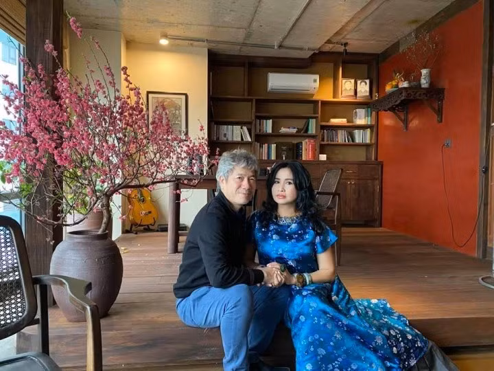 Khi không còn “dữ dội”, Thanh Lam lại “dịu êm”, e ấp bên bạn trai. Nữ ca sĩ 6x diện váy dài màu xanh lam điểm hoa trắng, chọn bộ vòng đeo tay quen thuộc và nhẫn cỡ lớn. Ở tuổi 52, nữ diva viên mãn trong tình yêu.