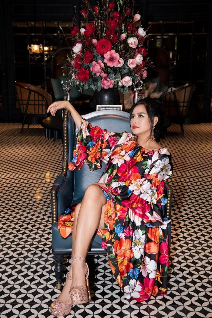 Đa số trang phục của Thanh Lam đều có chi tiết cánh tay rộng, như chiếc váy suông có phần cánh tiên lớn làm điểm nhấn. Cô chọn bông tai dài, to bản đồng màu với sắc màu tím – đen của trang phục.