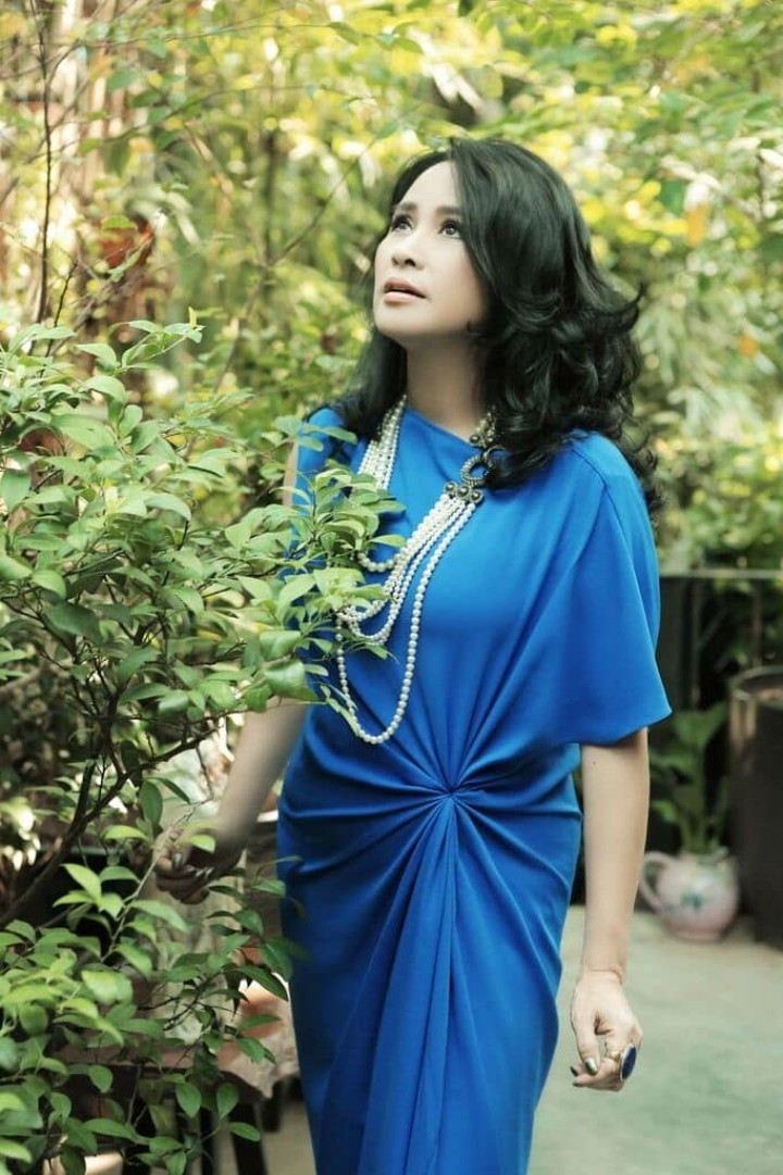 Những trang phục đơn sắc cũng được giọng ca “Chia tay hoàng hôn” nhiều lần chọn lựa. Chiếc váy xanh với điểm nhấn là chi tiết nhún eo khi kết hợp cùng vòng cổ ngọc trai đã giúp Thanh Lam nổi bật mà vẫn giữ được vẻ trang nhã.