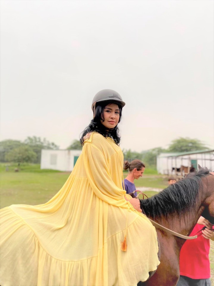 Không trưng dụng những thiết kế hoa lá rực rỡ, nữ diva toát lên vẻ đẹp dịu dàng, tươi mới với chiếc váy vàng dài tay. Không cần phụ kiện cầu kỳ, Thanh Lam vẫn chinh phục outfit, tạo nên hiệu ứng màu sắc bắt và phong cách nhẹ nhàng khác hẳn ngày thường.