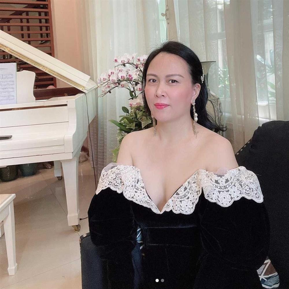 Dù nhiều lần bị chê bai style này chưa thực sự phù hợp nhưng Phượng Chanel vẫn một mực trung thành. Chiếc đầm quá trễ khiến người xem cảm giác như sắp tụt của Phượng Chanel.