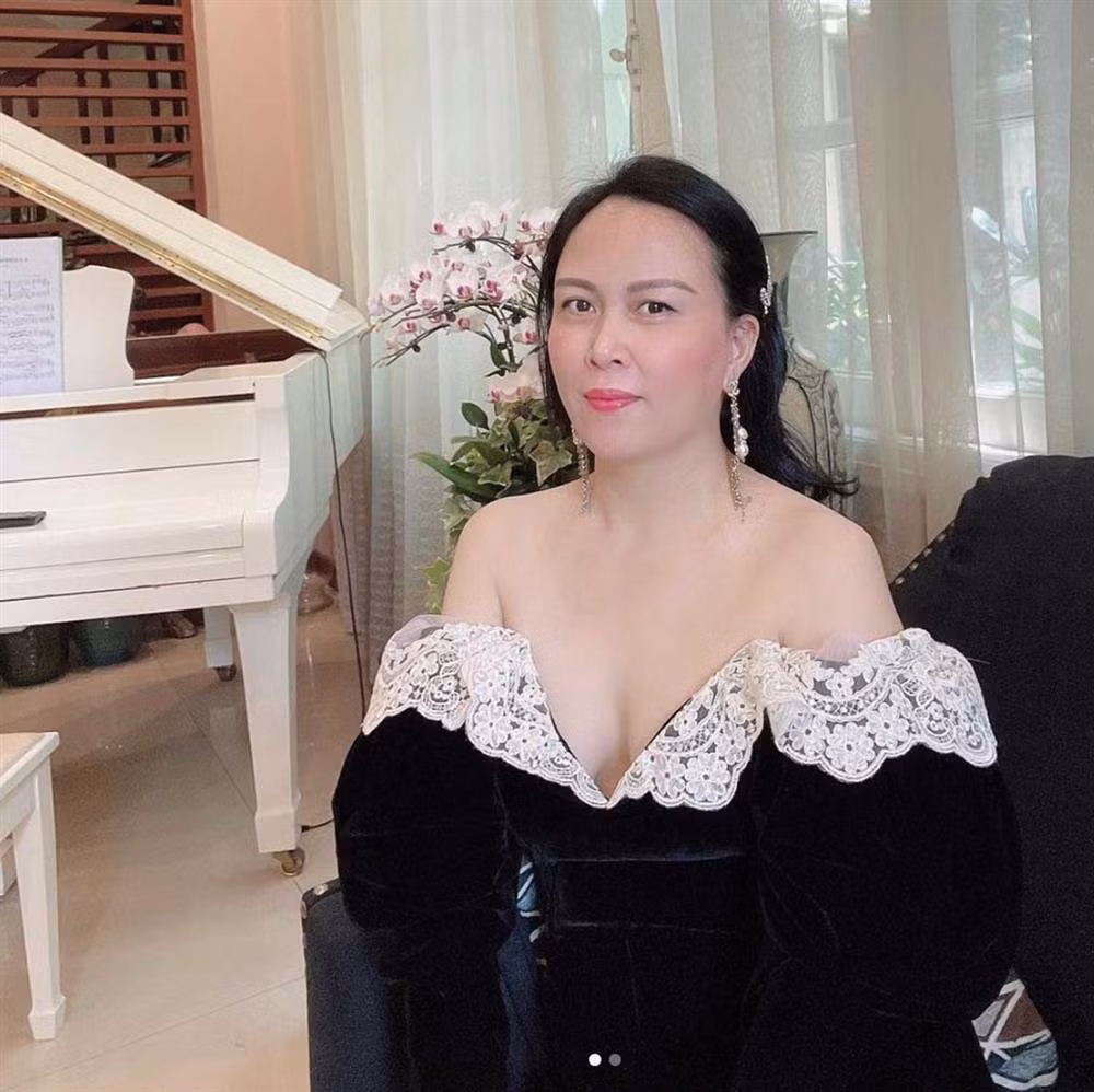 Dù nhiều lần bị chê bai style này chưa thực sự phù hợp nhưng Phượng Chanel vẫn một mực trung thành. Chiếc đầm quá trễ khiến người xem cảm giác như sắp tụt của Phượng Chanel.