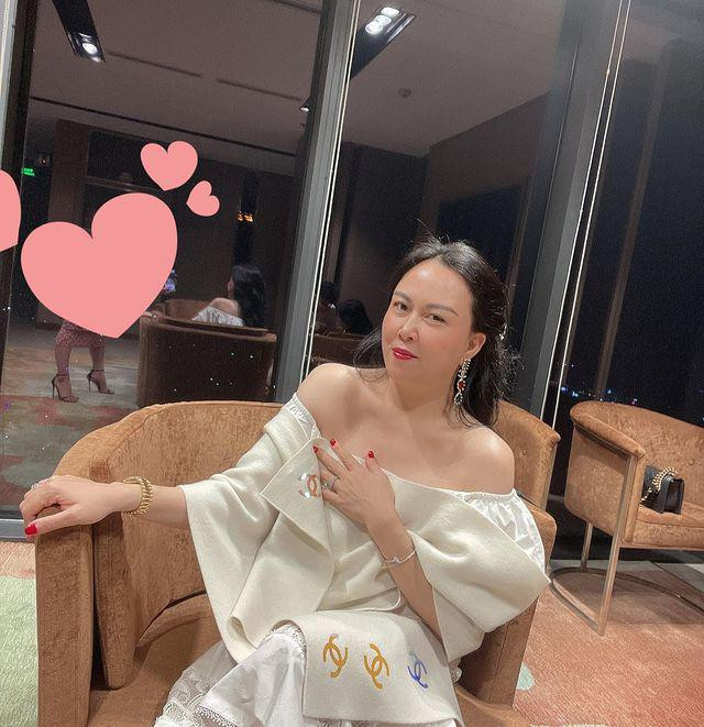 br/> Kín đáo được vài ngày, mới đây, Phượng Chanel lại quay về với style yêu thích là diện váy áo phải thật trễ nải mới chịu. Nữ doanh nhân 7X hack tuổi bằng chiếc đầm trắng trễ vai khoe xương quai xanh và làn da mịn màng. Đam mê diễn đồ trễ vai là thế mà nay Phượng Chanel lại tinh tế ghê: chụp hình còn dùng khăn để che chắn vòng 1 sợ lộ hàng. Mà khăn để chụp hình cũng phải là khăn Chanel cỡ sương sương vài chục triệu mới chịu.